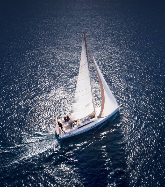 Exklusiver Yacht-Innausbau Profitieren Sie von unserer jahrzehntelangen Erfahrung im exklusiven Yacht-Innenausbau mit edlen Holzwerkstoffen.