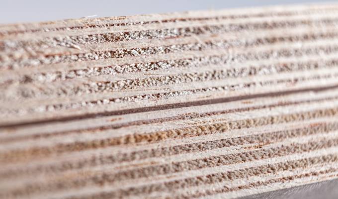 Queenply Exklusiv nur bei uns erhältlich: Queenply – die besondere Leichtbauplatte! Mit nur 330 kg/m³ überzeugt die neue Leichtbauplatte im Gewicht. Durch unsere Kalibrierung überzeugt Sie auch mit einer Stärkentoleranz von nur ±0,1 mm!